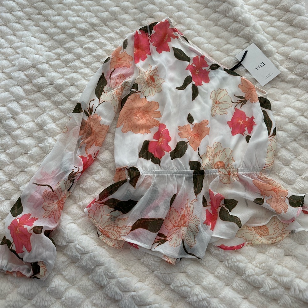 NWT Vici One Shoulder Floral Top